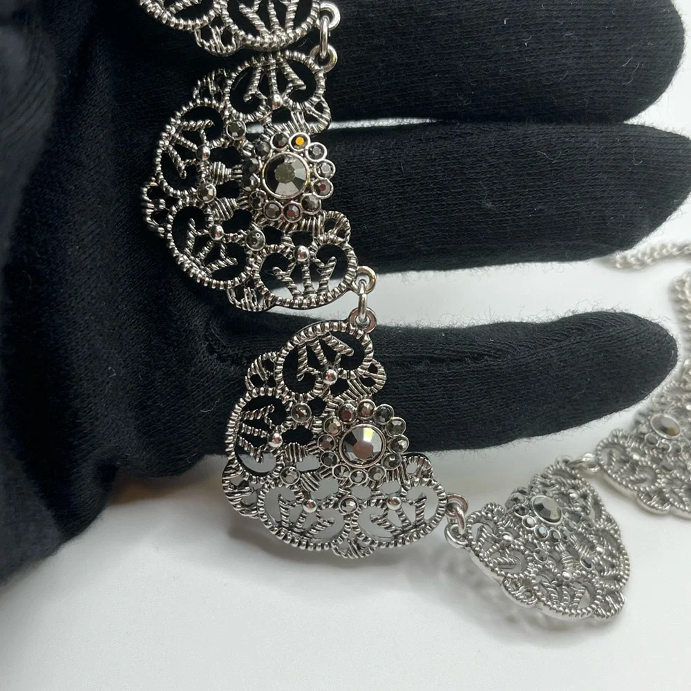 Stunning vintage silver tone filigree ornate chic bib necklace gray rhinestones